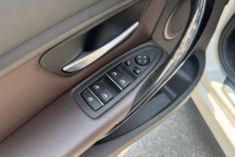 BMW 3 Series 2018 car image #9