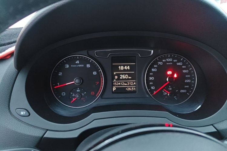 Audi Q3 2019 car image #12