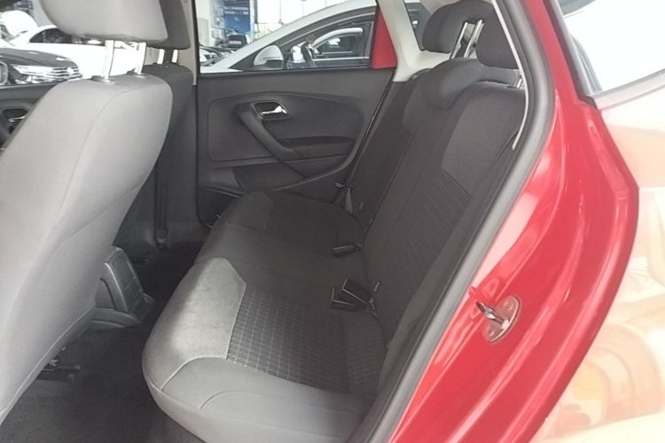 Volkswagen Polo 2015 car image #17