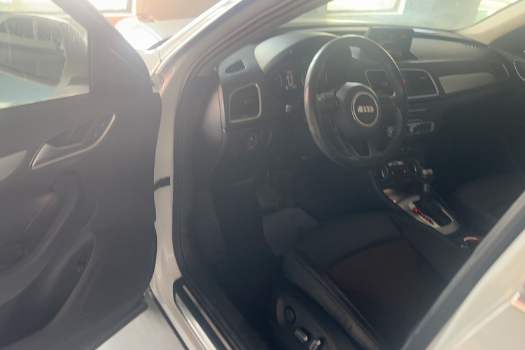 Audi Q3 2017 car image #16