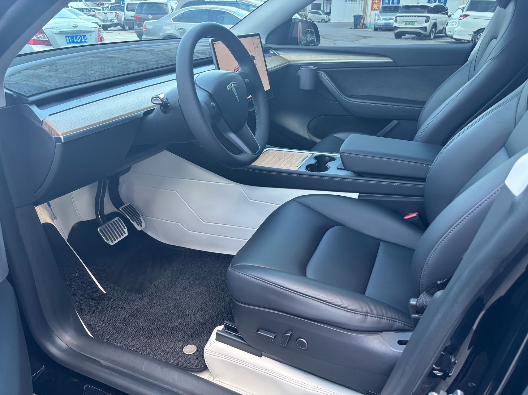 Tesla Model Y 2023 car image #3