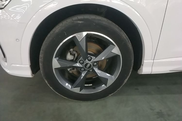 Audi Q3 2021 car image #9