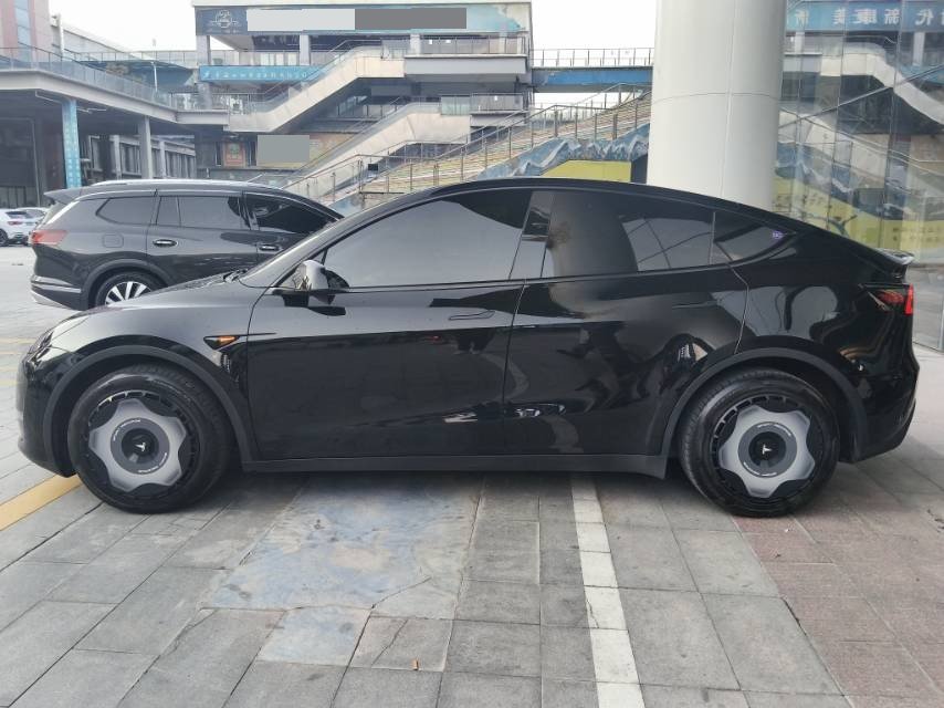Tesla Model Y 2024 #4 Tesla Model Y 2024 car image #4