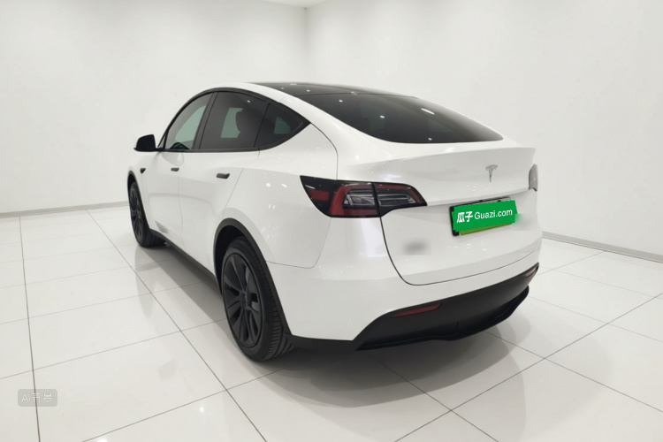Tesla Model Y 2023 car image #5