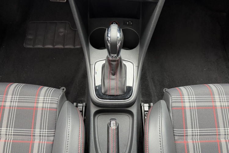 Volkswagen Polo 2016 car image #18
