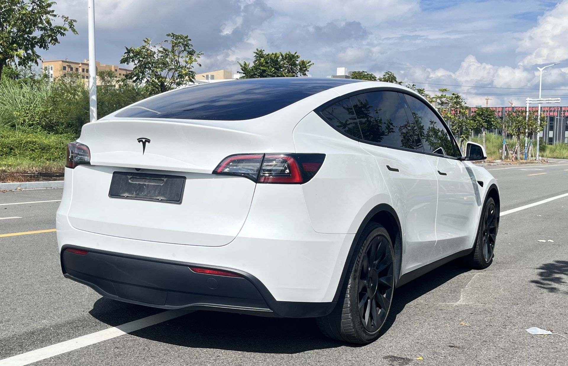 Tesla Model Y 2023 #6 Tesla Model Y 2023 car image #6