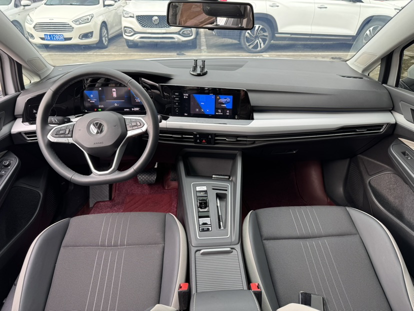 Volkswagen Golf 2023 car image #6
