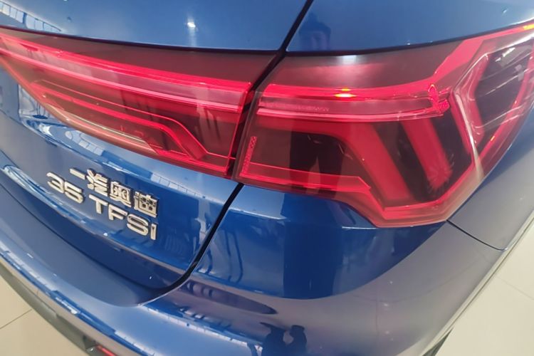 Audi Q3 2019 car image #8