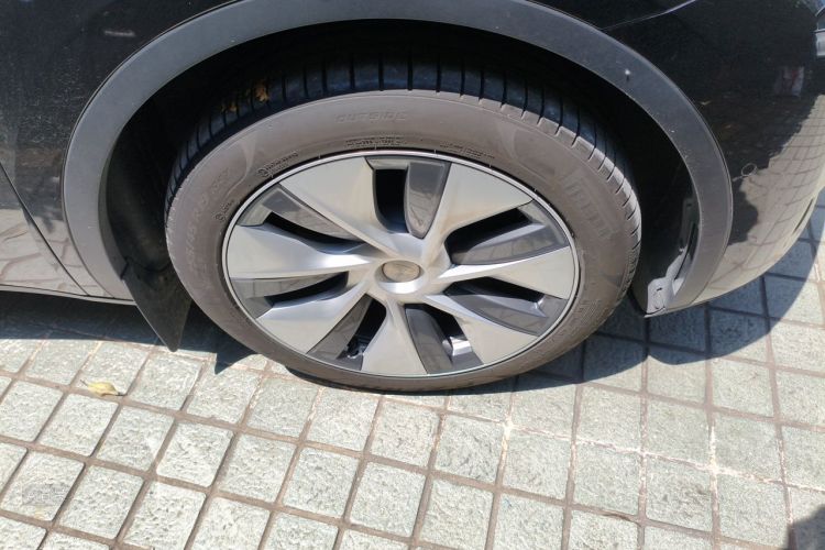 Tesla Model Y 2023 car image #9