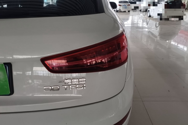 Audi Q3 2018 car image #8