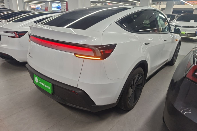 Tesla Model Y 2025 #7 Tesla Model Y 2025 immagine di auto #7