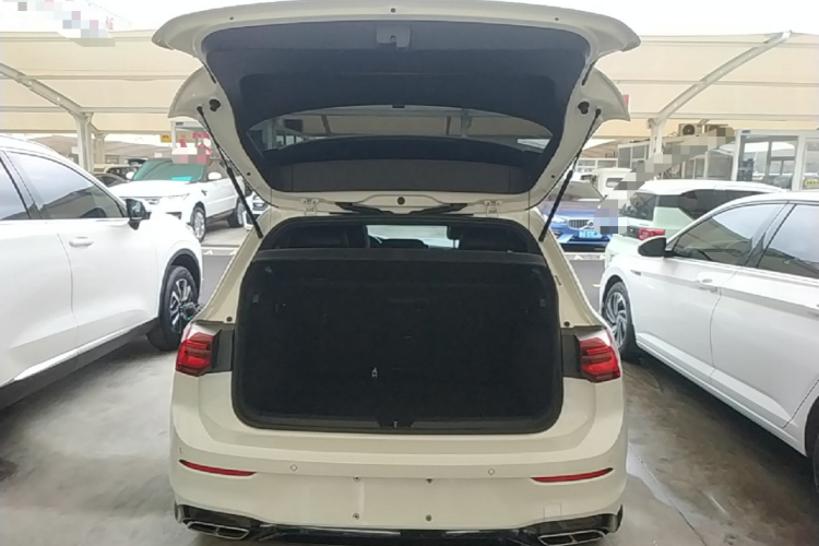Volkswagen Golf 2023 car image #19