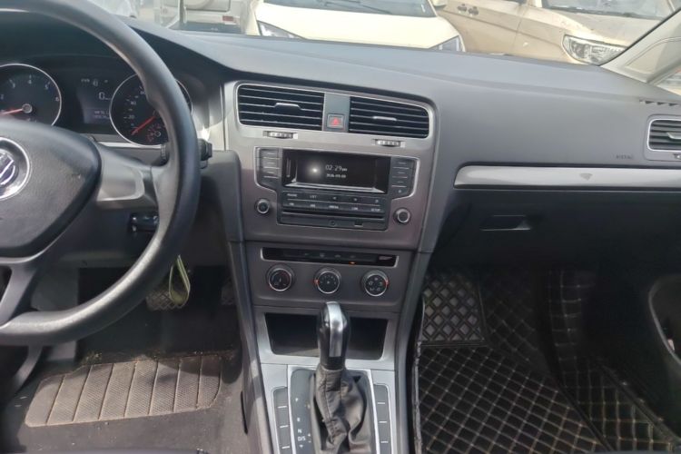 Volkswagen Golf 2017 car image #13