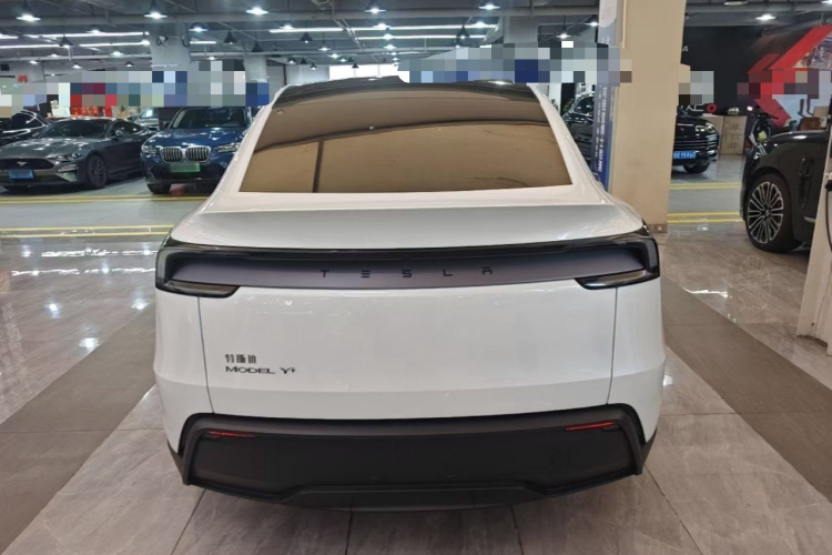 Tesla Model Y 2025 #6 Tesla Model Y 2025 car image #6