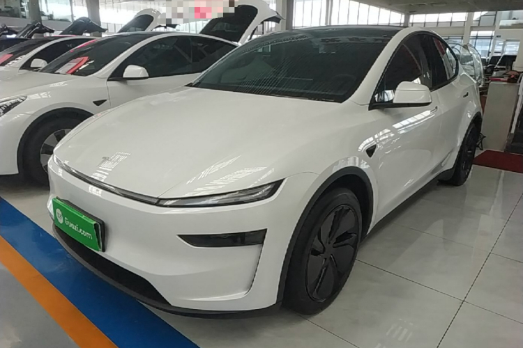 Tesla Model Y 2025 #2 Tesla Model Y 2025 car image #2