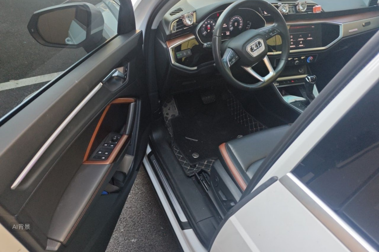 Audi Q3 2020 car image #18