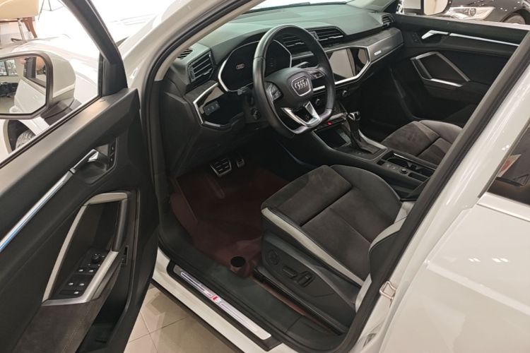 Audi Q3 2022 car image #12