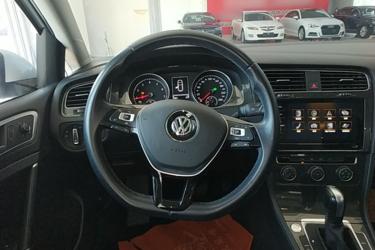 Volkswagen Golf 2020 car image #11