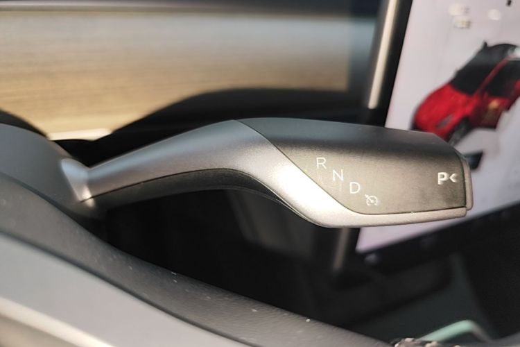 Tesla Model Y 2023 car image #14