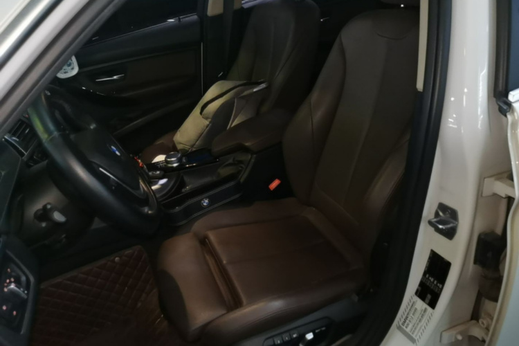 BMW 3 Series 2019 car image #15