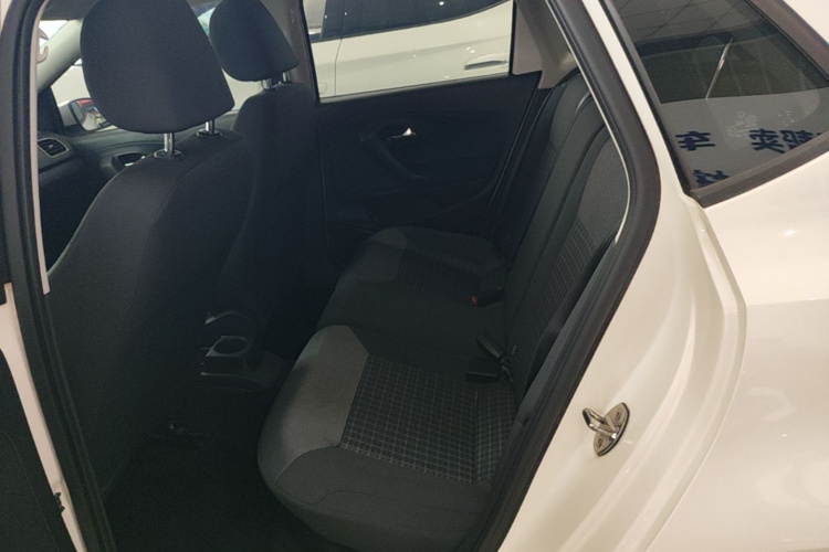 Volkswagen Polo 2016 car image #17