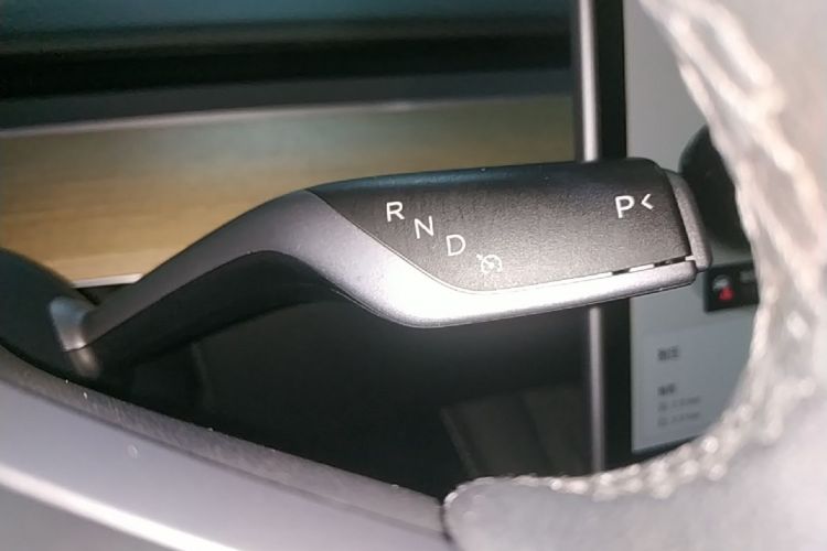 Tesla Model Y 2023 immagine di auto #14