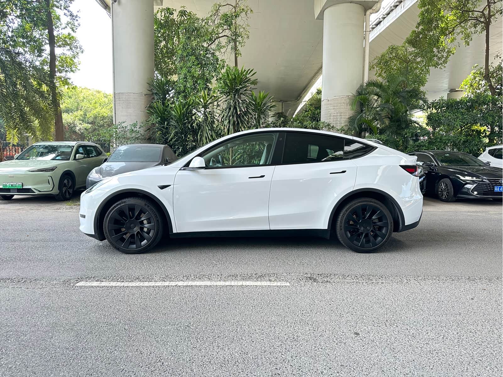 Tesla Model Y 2023 car image #2