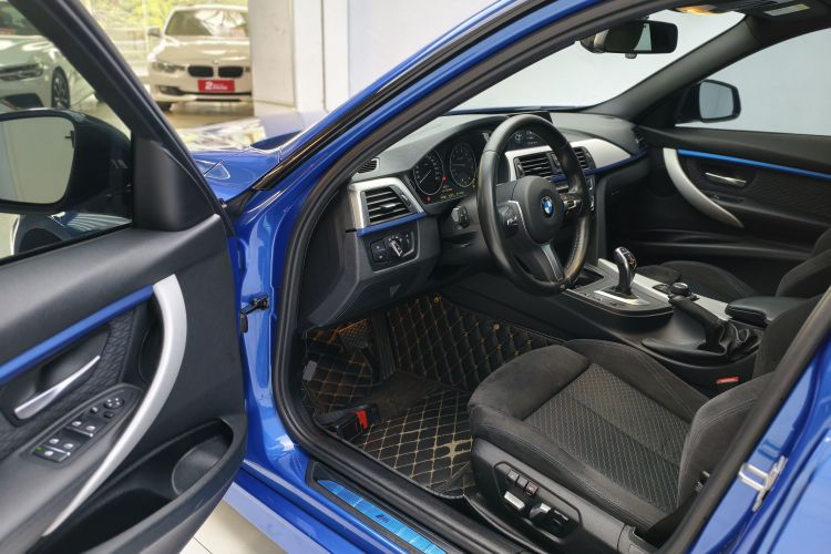 BMW 3 Series 2018 car image #16
