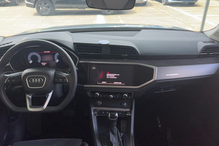Audi Q3 2022 car image #11