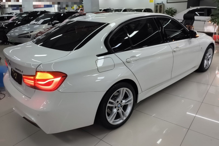BMW 3 Series 2018 immagine di auto #7