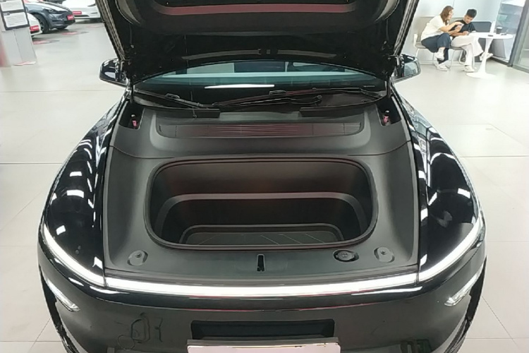 Tesla Model Y 2025 #20 Tesla Model Y 2025 car image #20