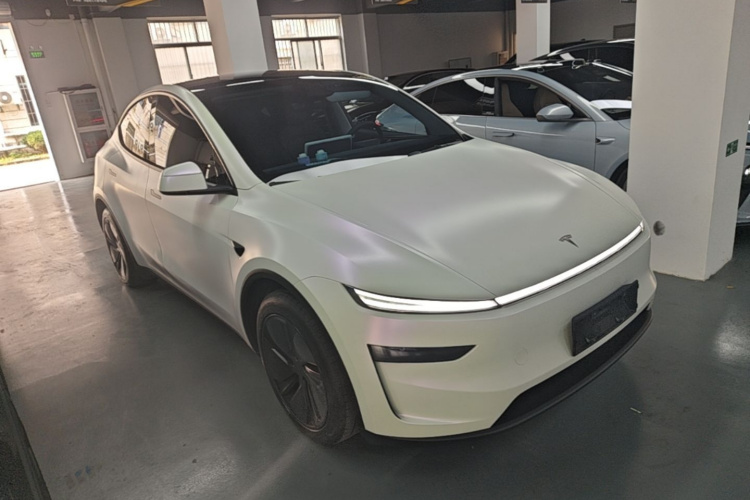 Tesla Model Y 2025 #4 Tesla Model Y 2025 car image #4
