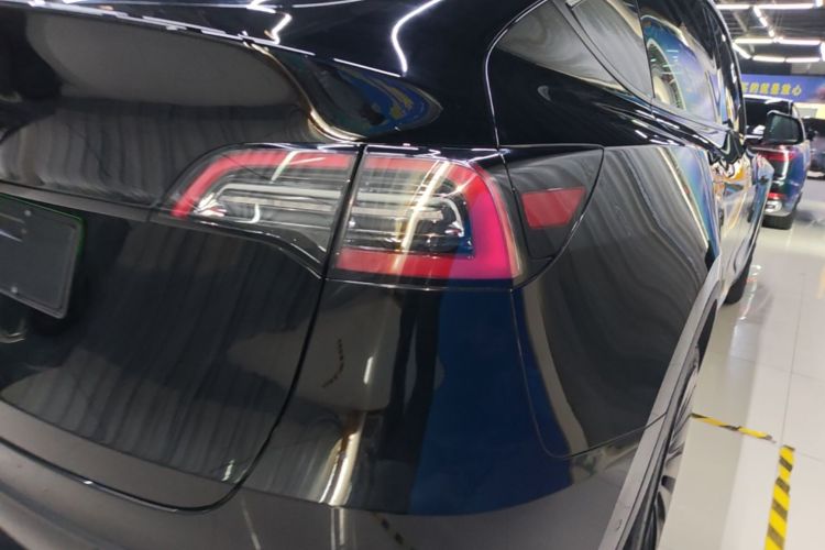 Tesla Model Y 2023 car image #8