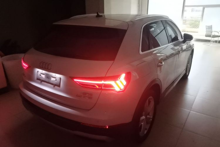 Audi Q3 2022 car image #7