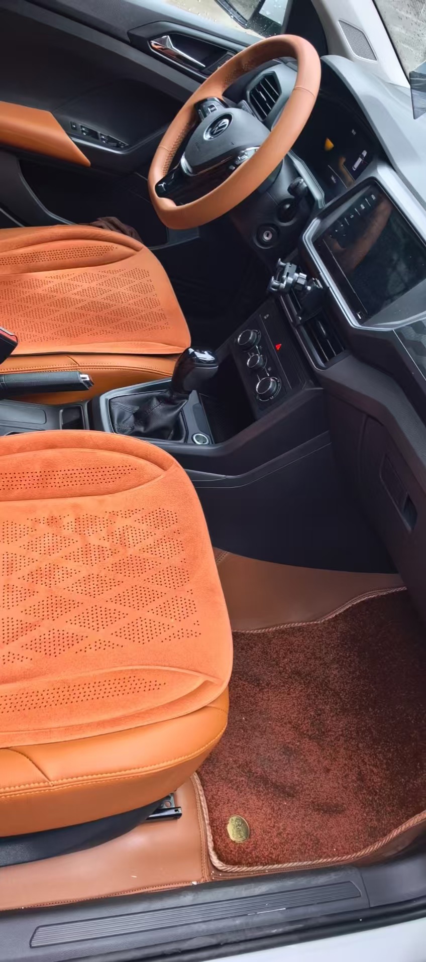 Volkswagen T-Cross 2023 immagine di auto #2