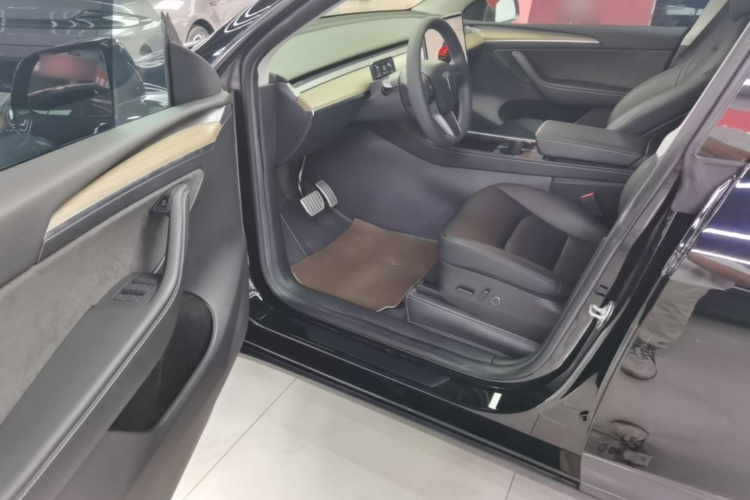 Tesla Model Y 2023 #12 Tesla Model Y 2023 car image #12