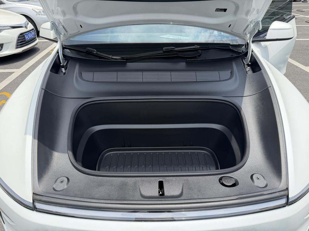 Tesla Model Y 2025 #14 Tesla Model Y 2025 car image #14