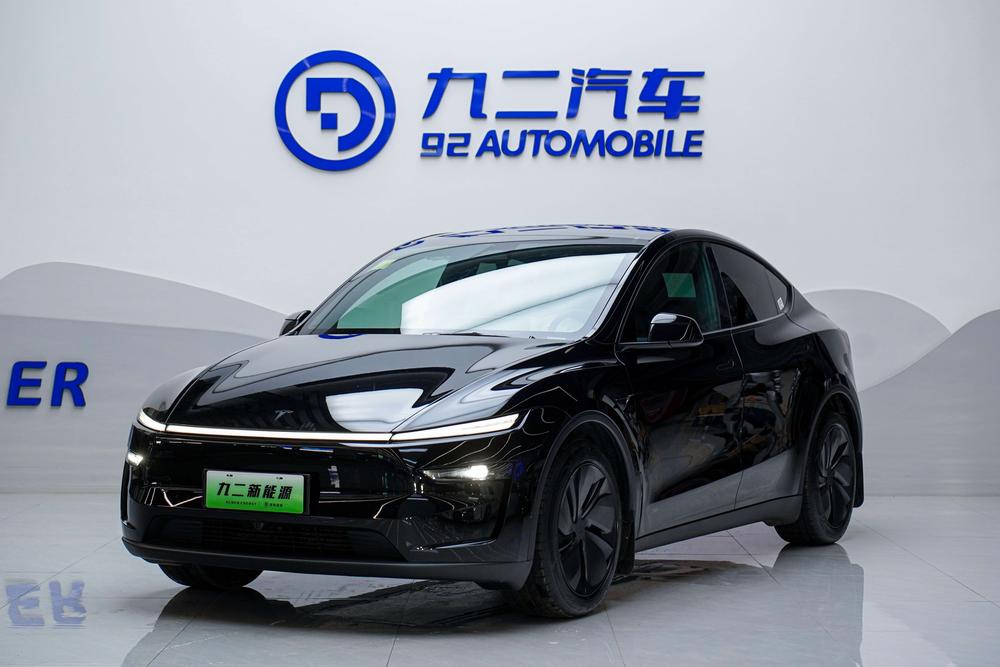 Tesla Model Y 2026 immagine di auto 