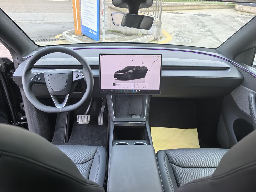 Tesla Model Y 2026 #9 Tesla Model Y 2026 car image #9