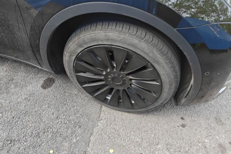 Tesla Model Y 2022 car image #9