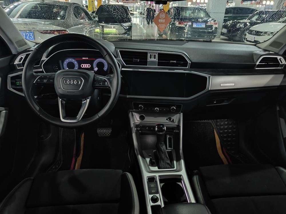 Audi Q3 2019 car image #6
