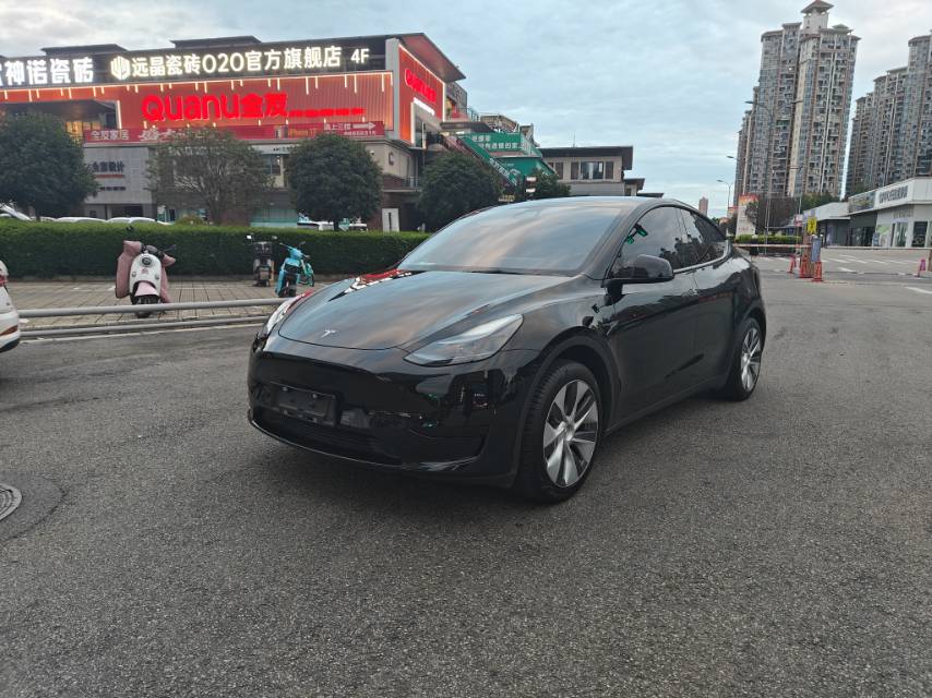 Tesla Model Y 2023 car image #3