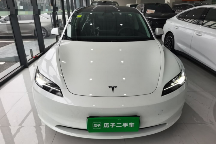 Tesla Model 3 2026 car image #3