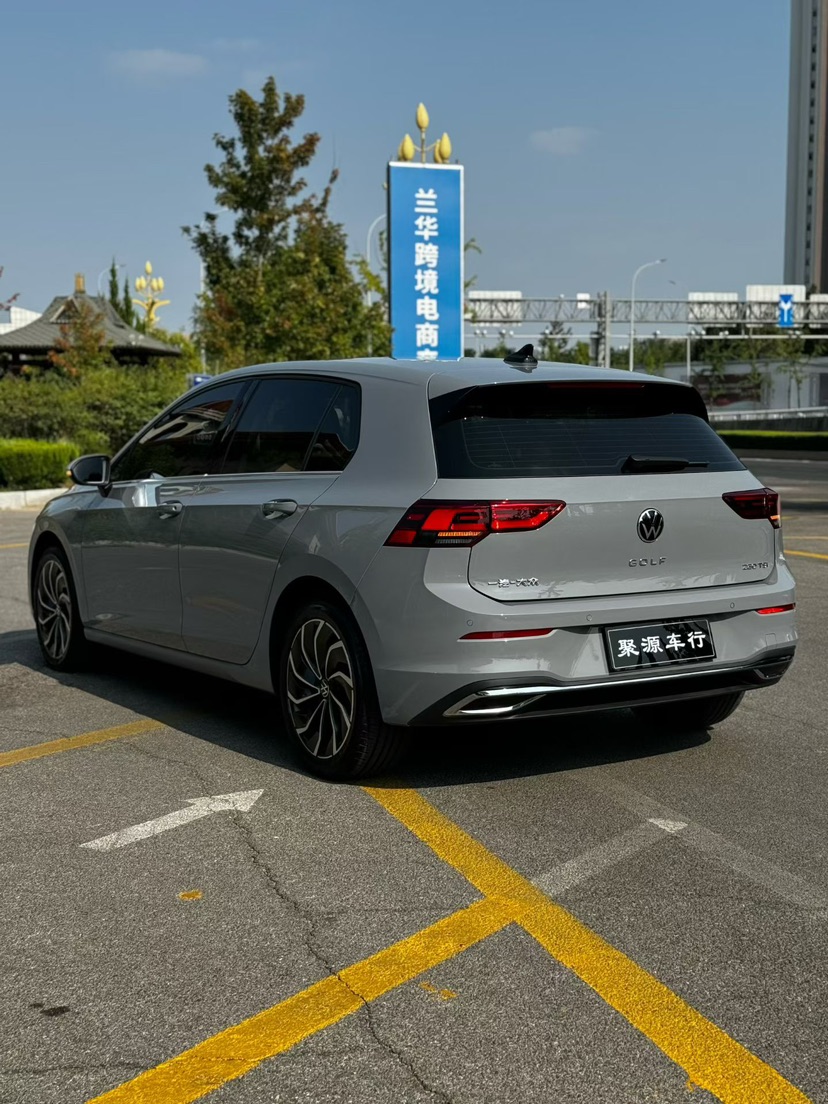 Volkswagen Golf 2023 car image #9