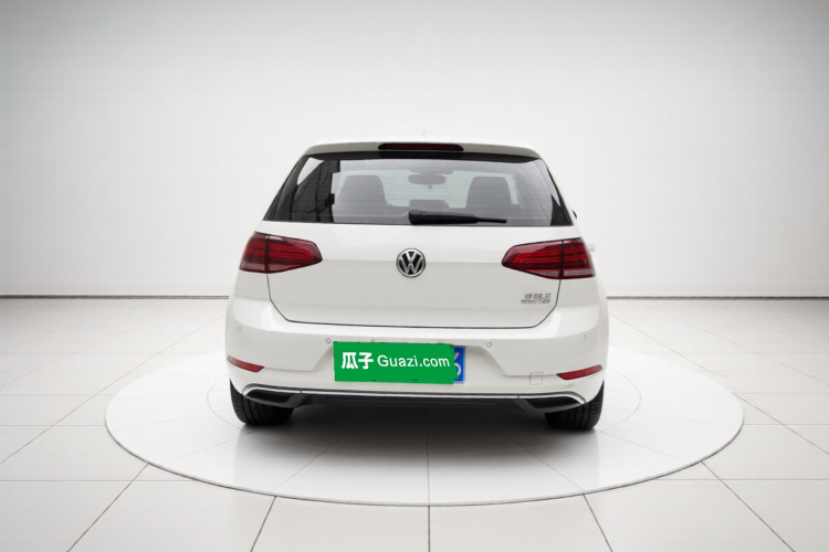 Volkswagen Golf 2019 car image #6
