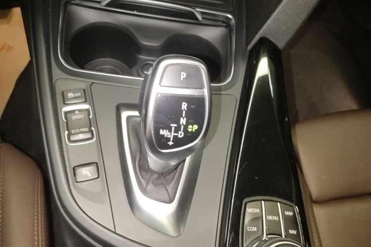 BMW 3 Series 2018 immagine di auto #14