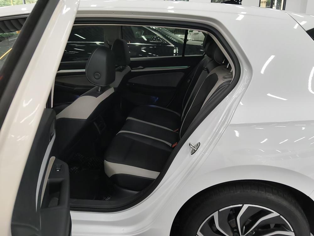 Volkswagen Golf 2023 immagine di auto #12