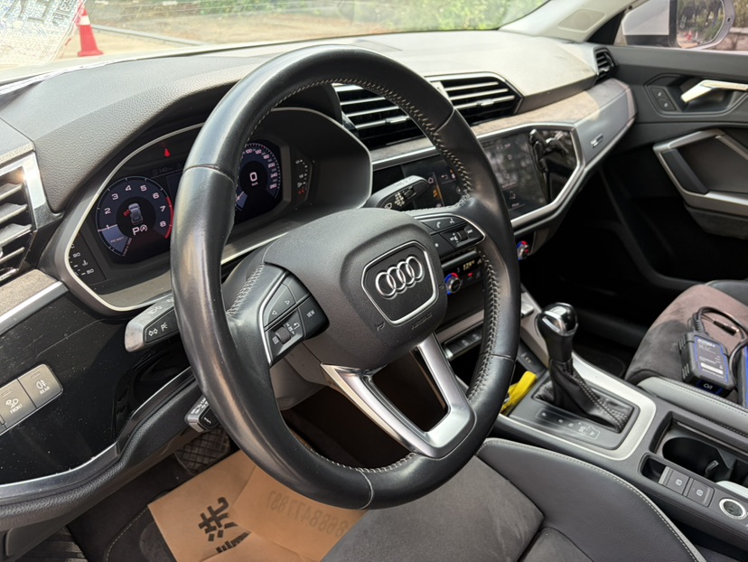 Audi Q3 2020 car image #6