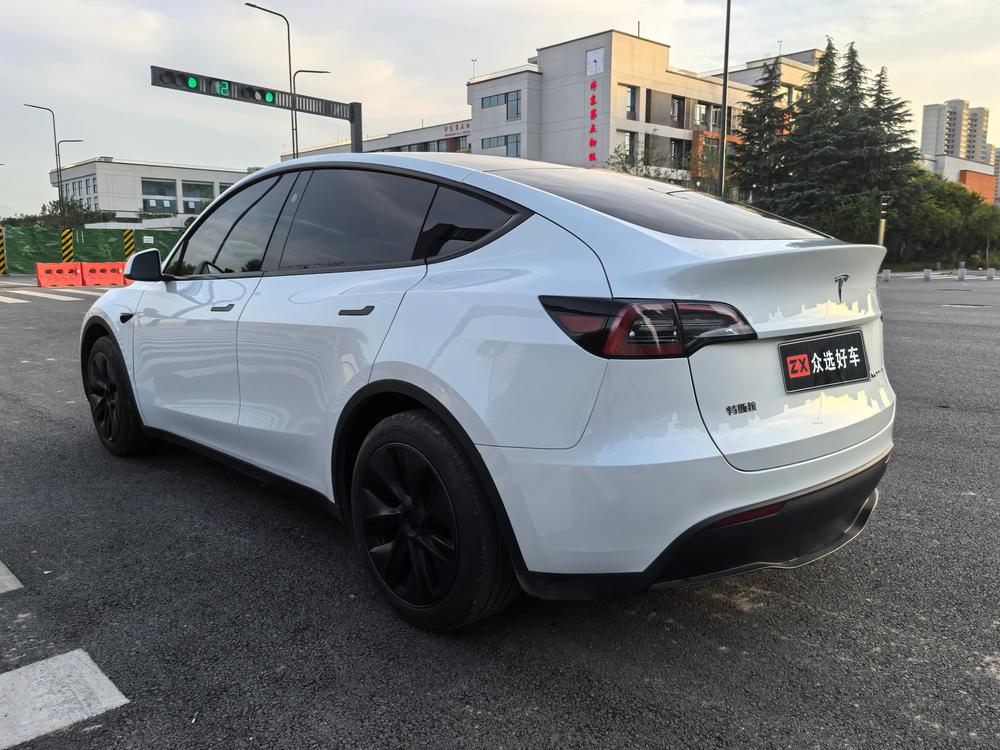 Tesla Model Y 2024 #4 Tesla Model Y 2024 car image #4
