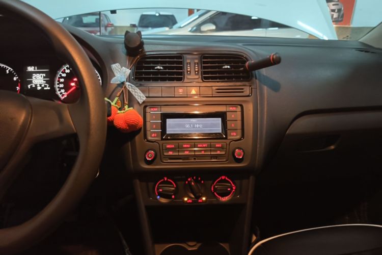 Volkswagen Polo 2016 car image #13